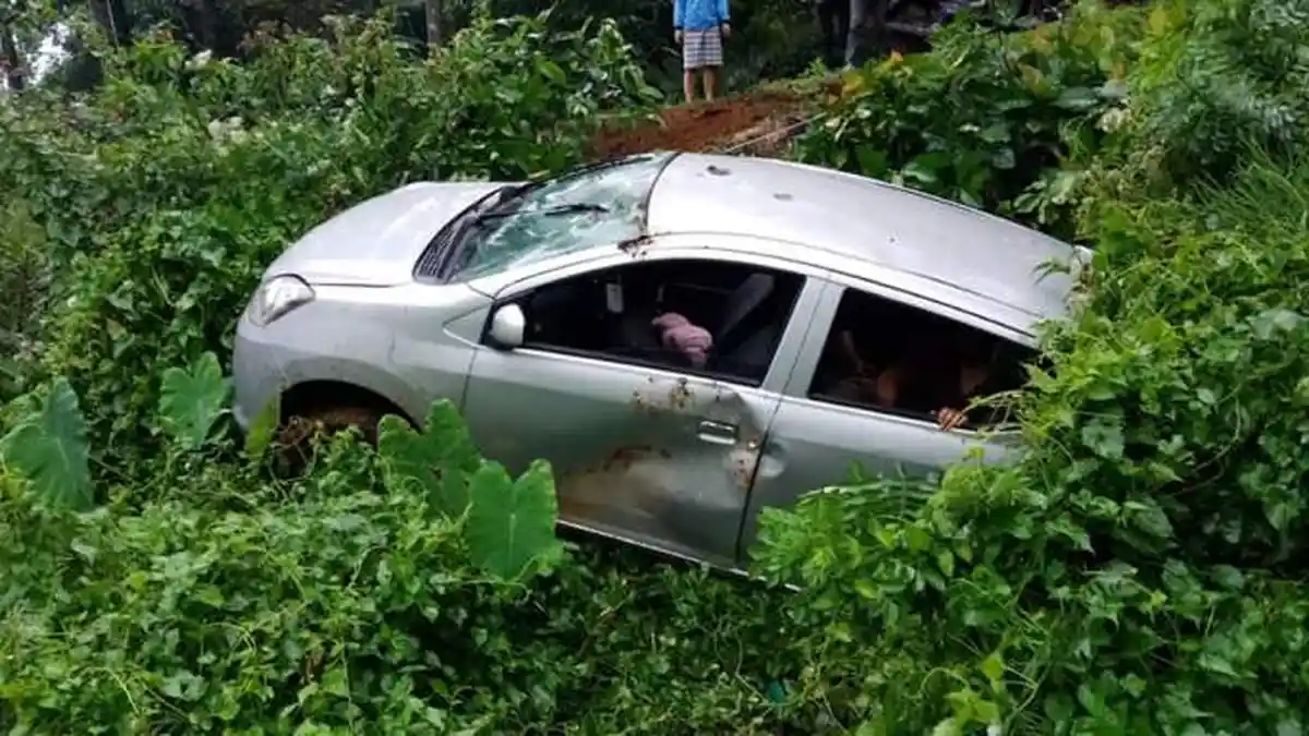 Kecelakaan, Ayla Hilang Kendali Tabrak Motor Lalu Terperosok di Jalan Solo-Tawangmangu