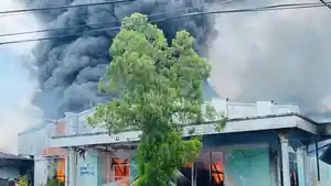 KEBAKARAN-DI-BITUNG-Terjadi-kebakaran-hebat-di-Kelurahan-Pakaoodan-Kecamatan-Maesa78990.jpg