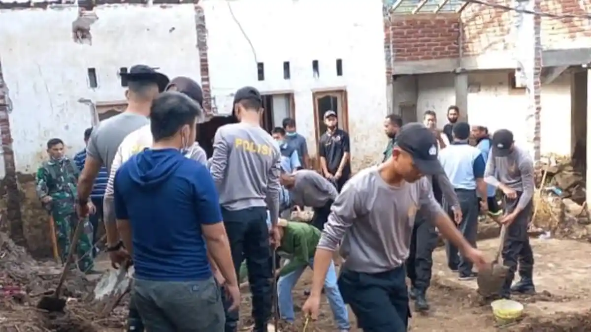 Polresta Mataram Gotong Royong Bersihkan Lumpur Sisa Banjir dan Longsor