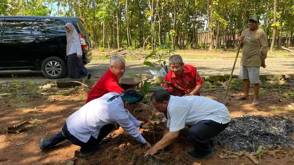 Sambut Waisak 2025, Walubi Sulsel Gelar Karya Bakti dan Tanam Pohon Matoa di Maros