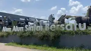 20260421-Alun-Alun-Sinjai-Bersatu-Rp7-Miliar-Sudah-Retak-dan-Ditumbuhi-Rumput-Liar.jpg