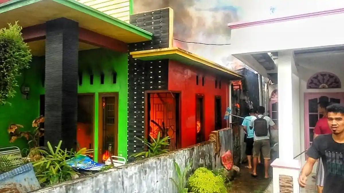1 Rumah Warga Padang yang Ditinggal Pergi Pemiliknya Terbakar, 1 Mini Bus Berhasil Diselamatkan