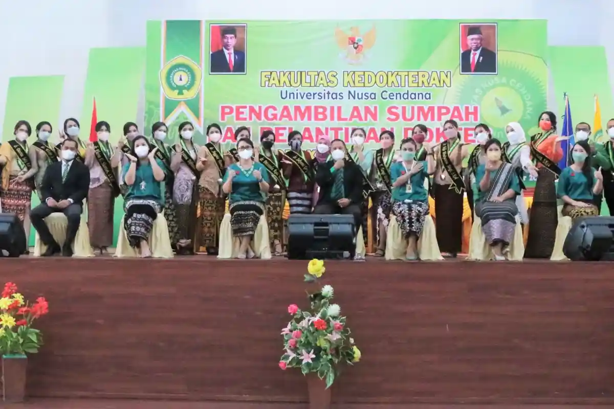 Dekan Fakultas Kedokteran Undana Kupang Lantik 26 Dokter