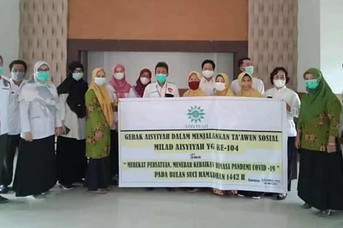 Milad ke 104, Pengurus Daerah Aisyiyah Kabupaten Sambas Serahkan Bantuan APD