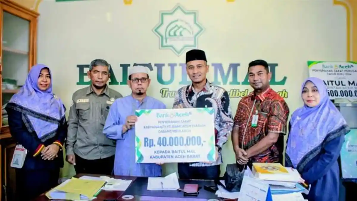 Bank Aceh Meulaboh Serahkan Zakat Karyawan ke Baitul Mal Aceh Barat