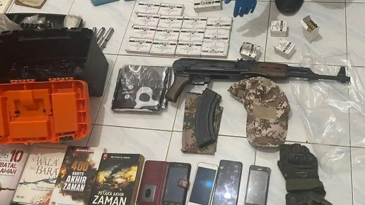 Densus 88 Tangkap Seorang Karyawan BUMN di Bekasi, Puluhan Senjata Api Diamankan di Rumahnya