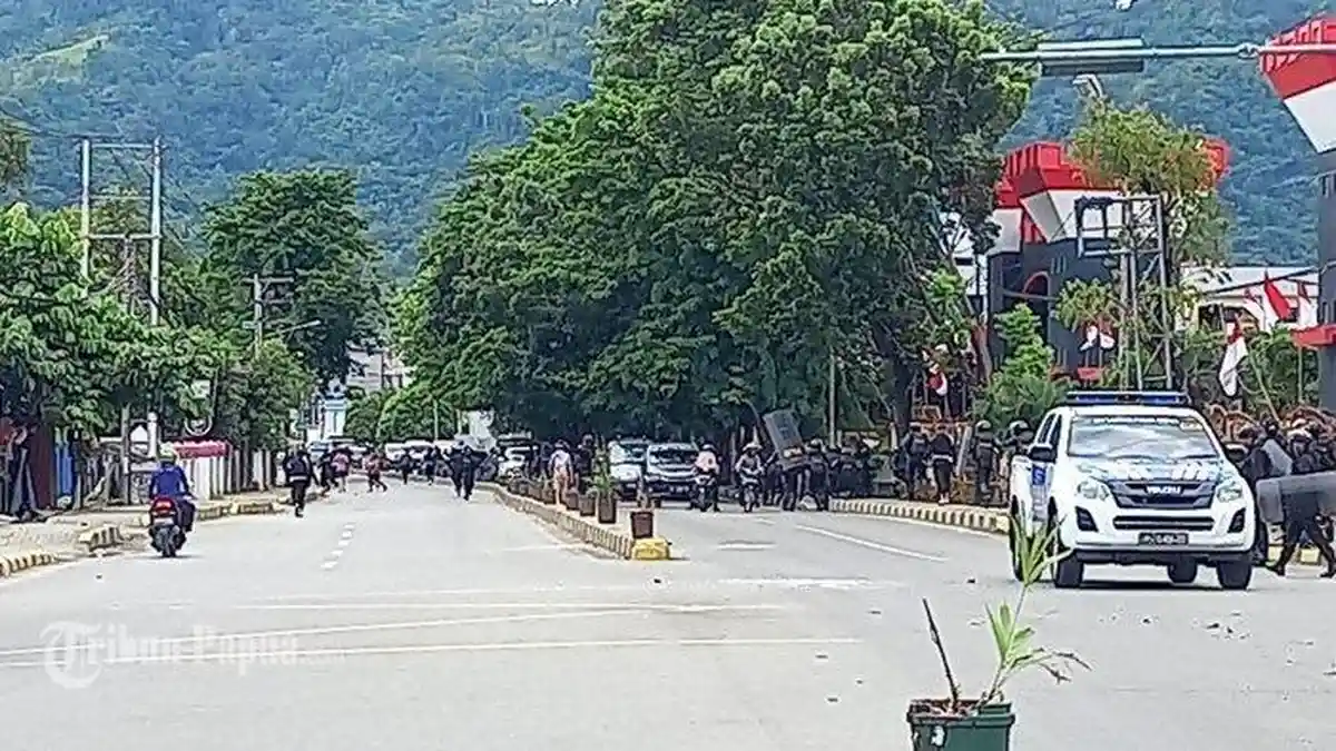 Gubernur Papua Lukas Enembe Ditangkap, Massa Serang Mako Brimob