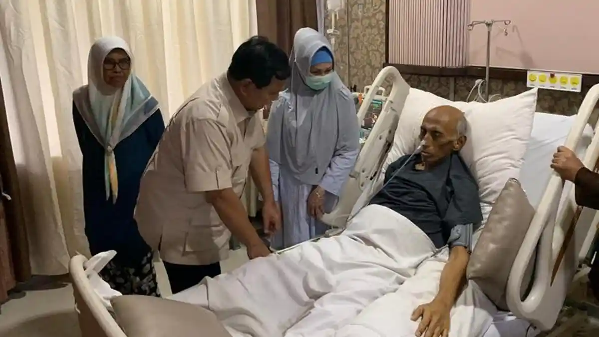 Prabowo Jenguk Jenderal George Toisutta yang Terbaring Sakit di RSPAD