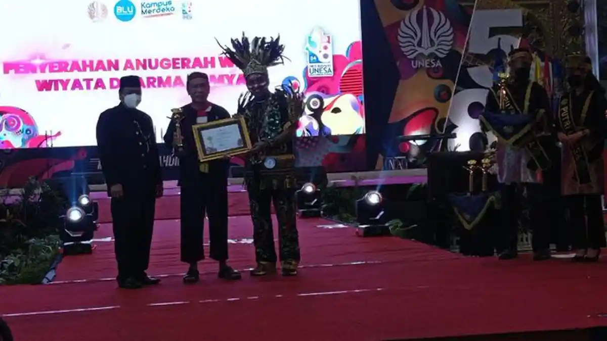 Menpora Zainudin Amali Dianugerahi Penghargaan Widya Wiyata Dharma Samya dari Unesa