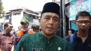 Wakil-Wali-Kota-Bandung-Erwin-saat-meninjau-korban-ledakan-gas.jpg