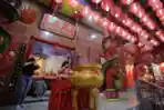 Sembahyang Malam Imlek 2574 di Wihara Kwan In Thang