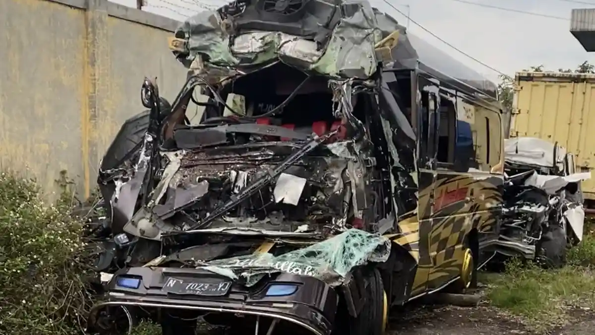 BERITA LENGKAP : Elf Tabrak Truk di Tol Bawen-Ungaran Lima Orang Tewas Mengenaskan