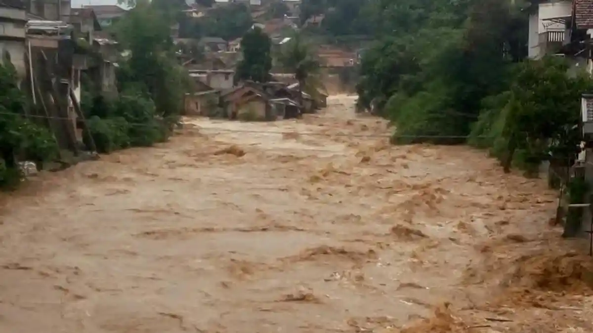 FOTO -- Sungai Semakin Dangkal, Pos Kamling Hadang Derasnya Sungai Cisadane Bogor