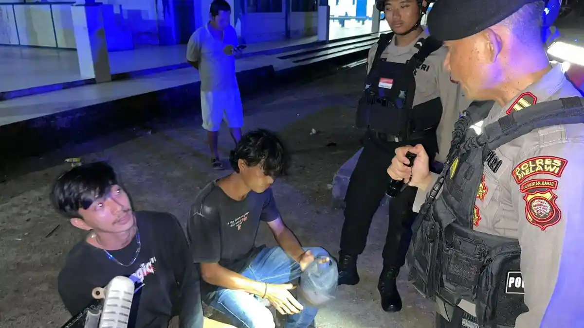 Kasat Samapta Bersama Personel Polres Melawi Bubarkan Pemuda yang Nongkrong