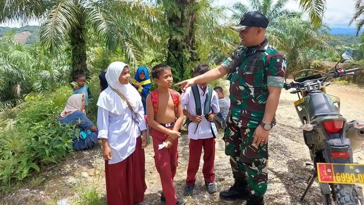 Kisah Anak Trans di Aceh Singkil Naik Turun Bukit Terjal Demi Sekolah
