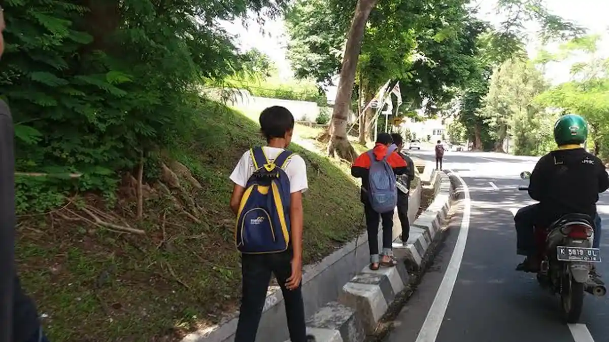 HOTLINE SEMARANG: Jual Nasi Kucing Mengganggu Pejalan Kaki