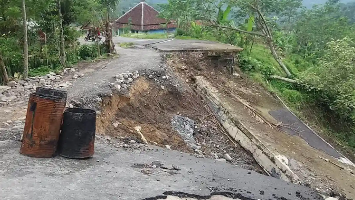 Sudah 1,5 Tahun Jalan Aspal di Asinan Putus Hingga Kini Belum Dibangun