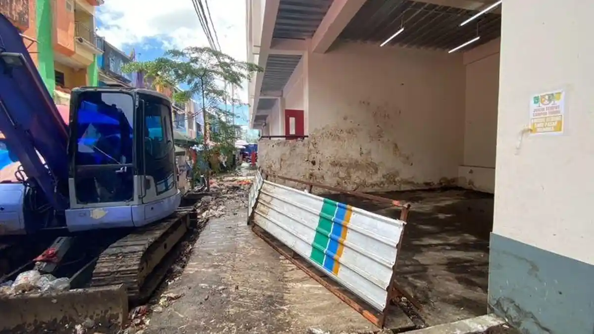 Sampah Setinggi 2 Meter di Gedung Pasar Mardika Ambon Akhirnya Dibersihkan