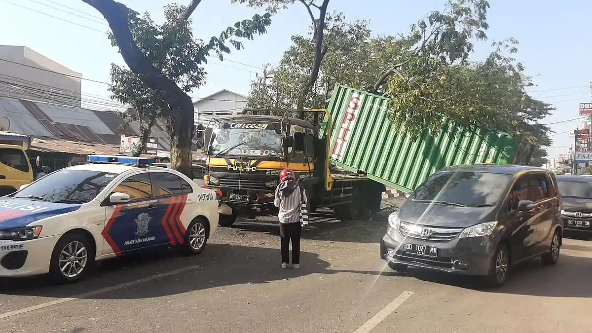 BREAKING NEWS: Truk Tronton Tersangkut di Cabang Pohon di Jl Veteran Selatan Makassar