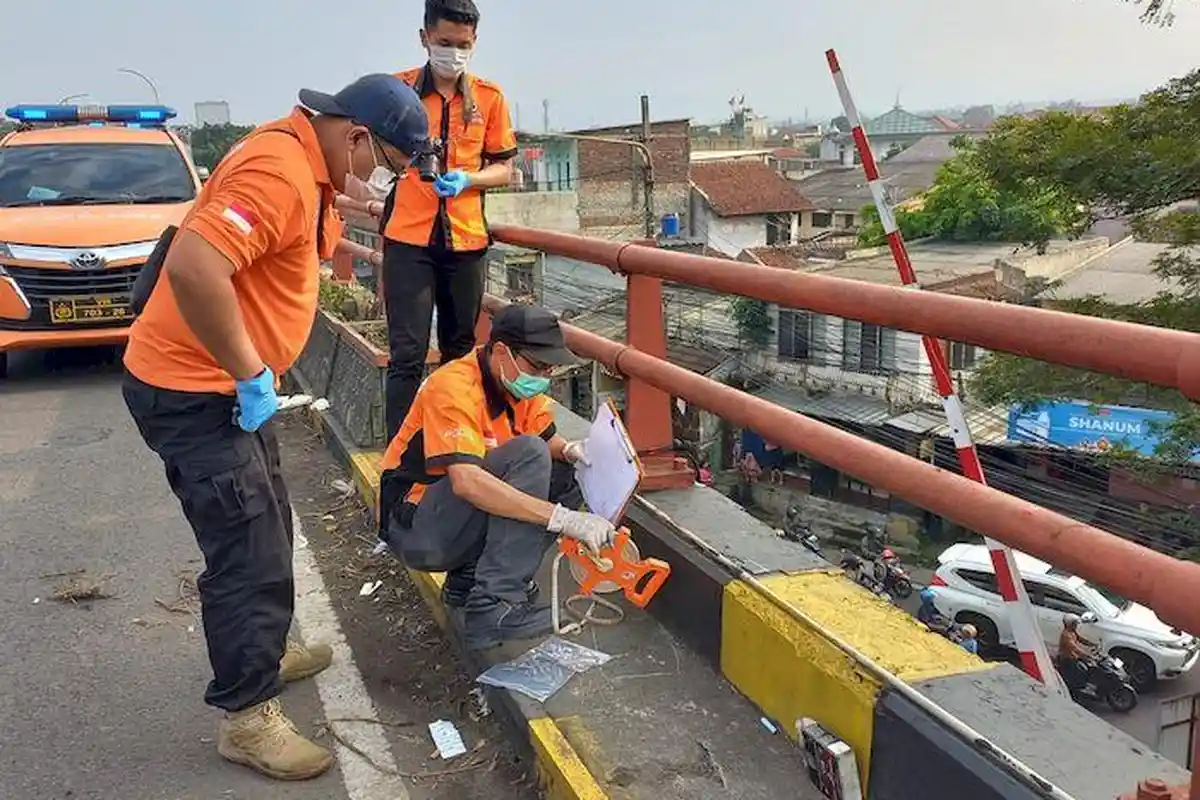 Evakuasi Mayat PriaTanpa Identitas di Flyover Cimindi Berlangsung 30 Menit, Jadi Tontonan Warga