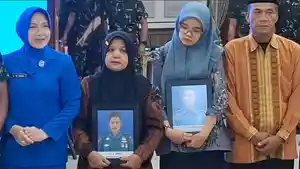 Keluarga-Marinir-Korban-Longsor-Cisarua_1.jpg