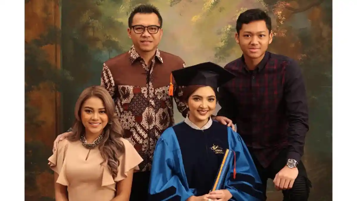 Ashanty Wisuda S-2, Azriel Hermansyah Ungkap Fakta Baru di Balik Kelulusan Bundanya