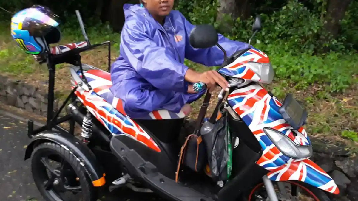 Kisah Nur Pengendara Motor Roda Tiga yang Tidak Bisa Menyalip Mobil