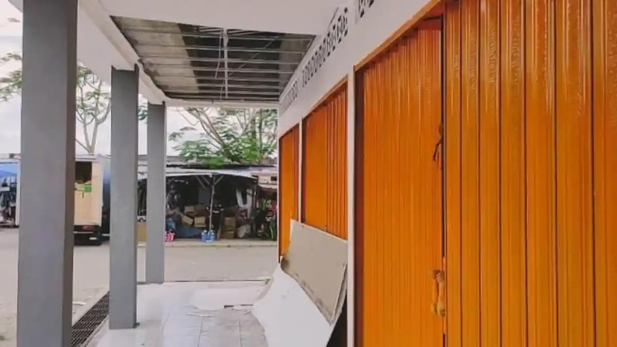 Bangunan Baru dan Belum Ditempati, Plafon Pasar Sido Makmur Blora Sudah Ambrol