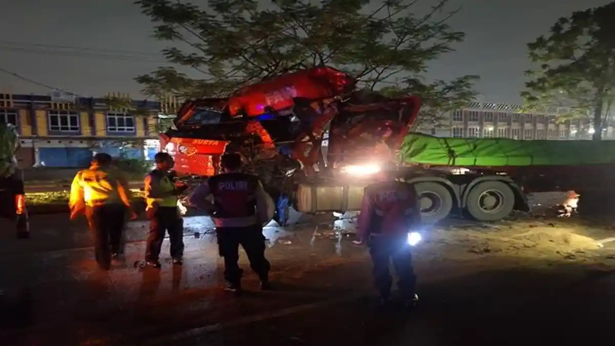 Diduga Kurang Konsentrasi, Truk Trailer Tabrak Tronton di Jalan Bypass Alang-alang Lebar Palembang