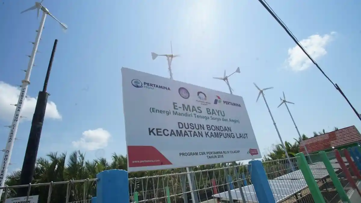 Emas Bayu dan Embak Mina Pertamina Berbagi Cahaya di Pesisir Selatan Jawa