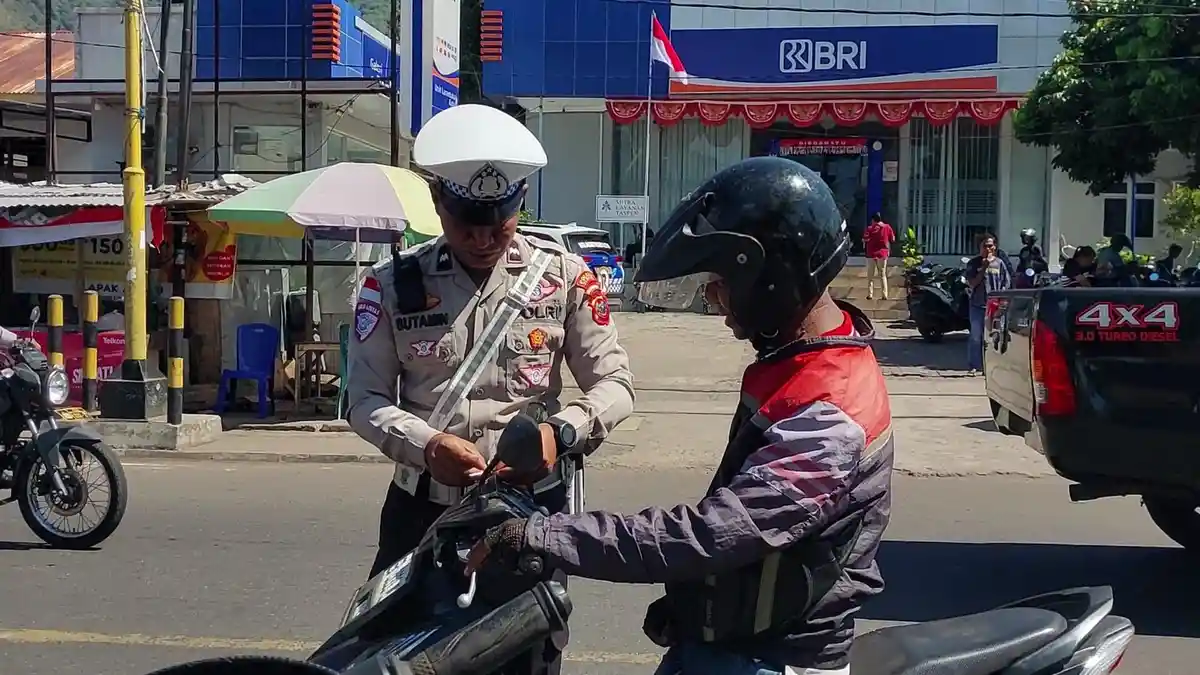 Sat Lantas Polres Flores Timur Bagikan Bendera Merah Putih Kepada Pengendara