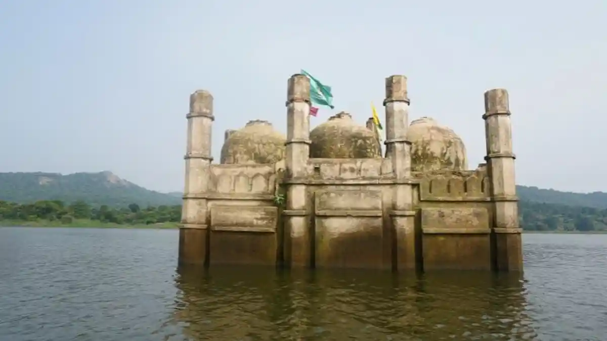 Masjid Muncul Dari Air Saat India Dilanda Bencana Kekeringan