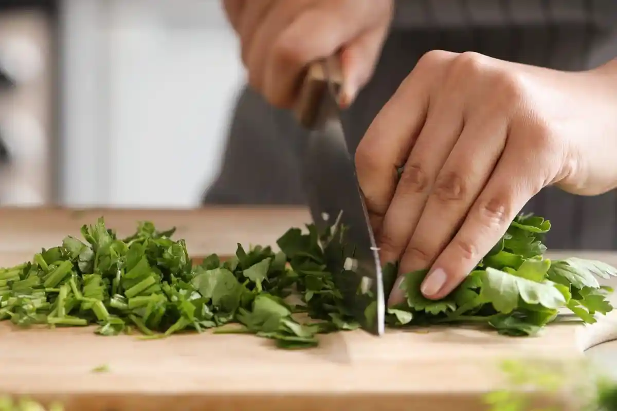 Arti Mimpi Memegang Pisau, Pertanda Hubungan Cinta Tidak Akan Berhasil