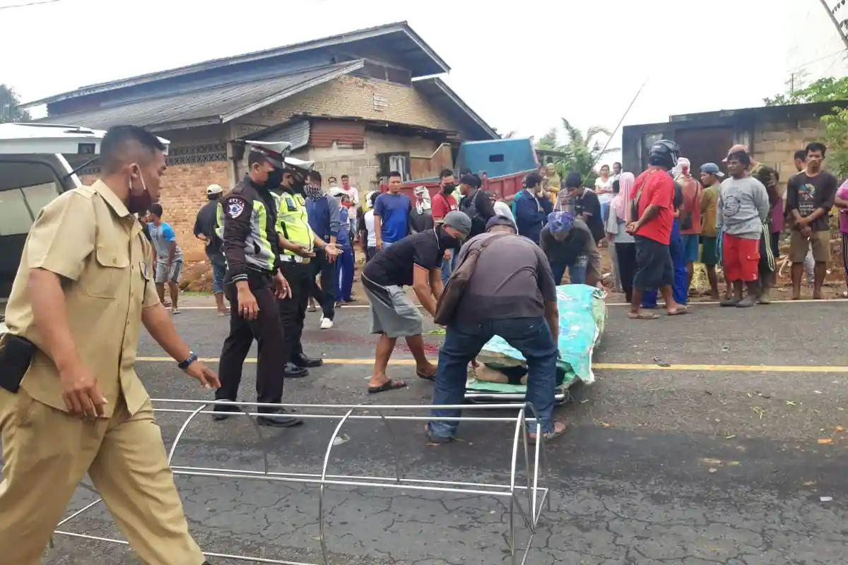 Korban Tewas Kecelakaan Lalu Lintas di Jalan Lintas Barat Dibawa ke RS Raja Ahmad Tabib