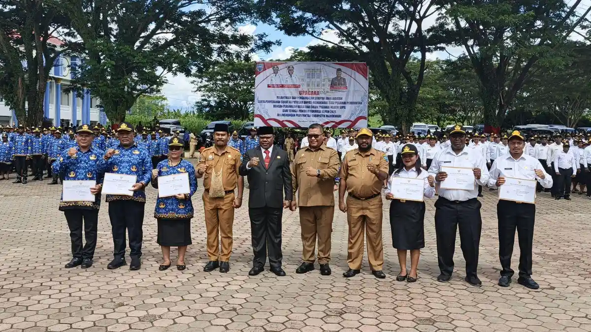 541 CPNS dan PPPK Pemkab Manokwari Terima SK dari Bupati Hermus Indou