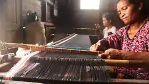 Kaum-perempuan-Congkar-Matim-menenun-kain-motif-Puncatiti.jpg