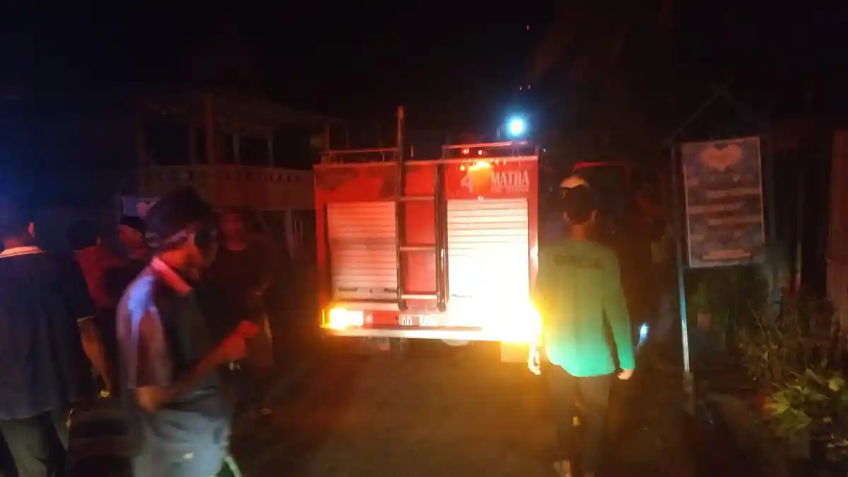 Bakar Dupa di Malam Jumat, Satu Rumah Panggung Terbakar di Pammana Wajo