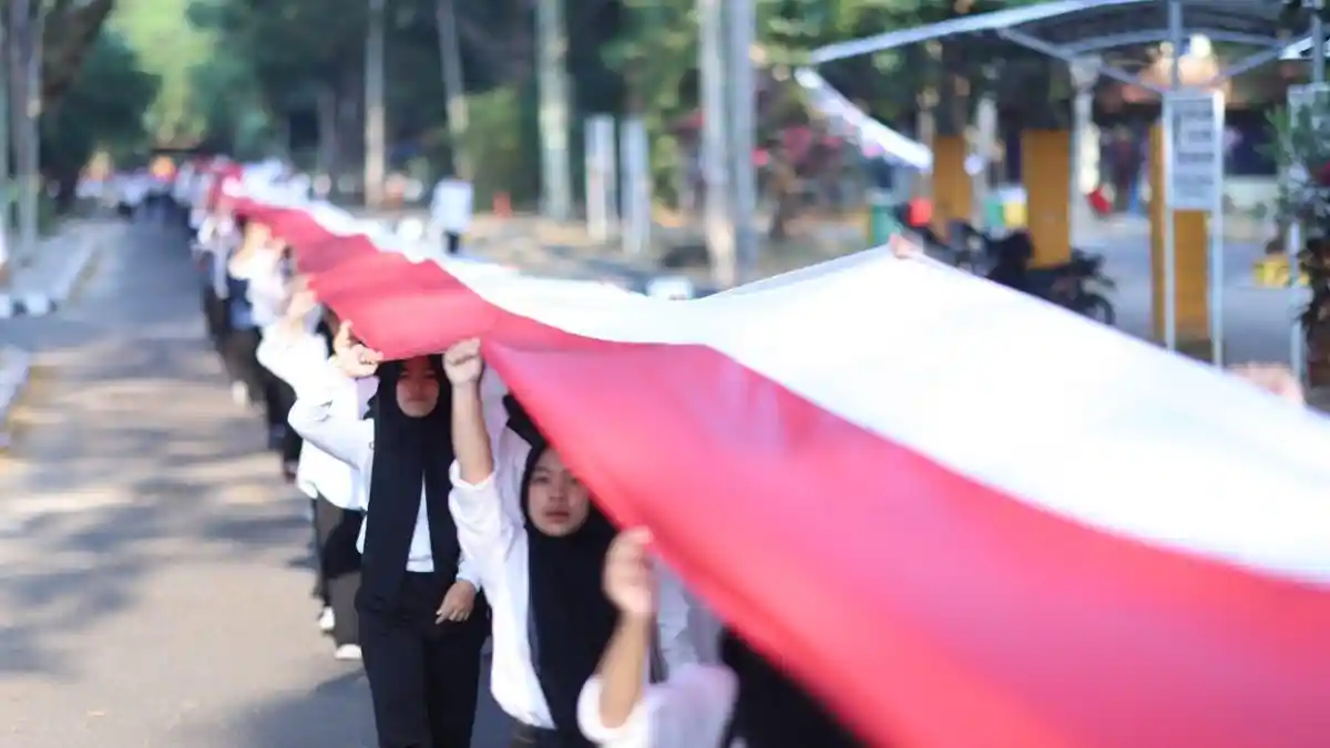 Kirab Keliling Kampus, Ribuan Mahasiswa Unila Bentangkan Bendera Merah Putih Sepanjang 1.500 Meter