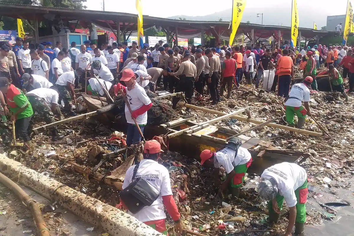 Pesisir Bandar Lampung 'Diserbu' Sampah