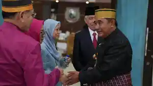 Pk-bahtiar-Baharuddin-saat-menyalami-para-pejuang-Sulbar.jpg