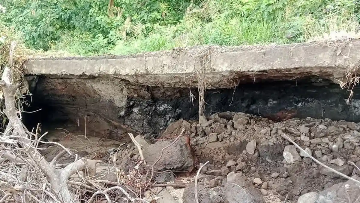Gelombang Pasang Terjang Akses Jalan Lintas Selatan Sikka