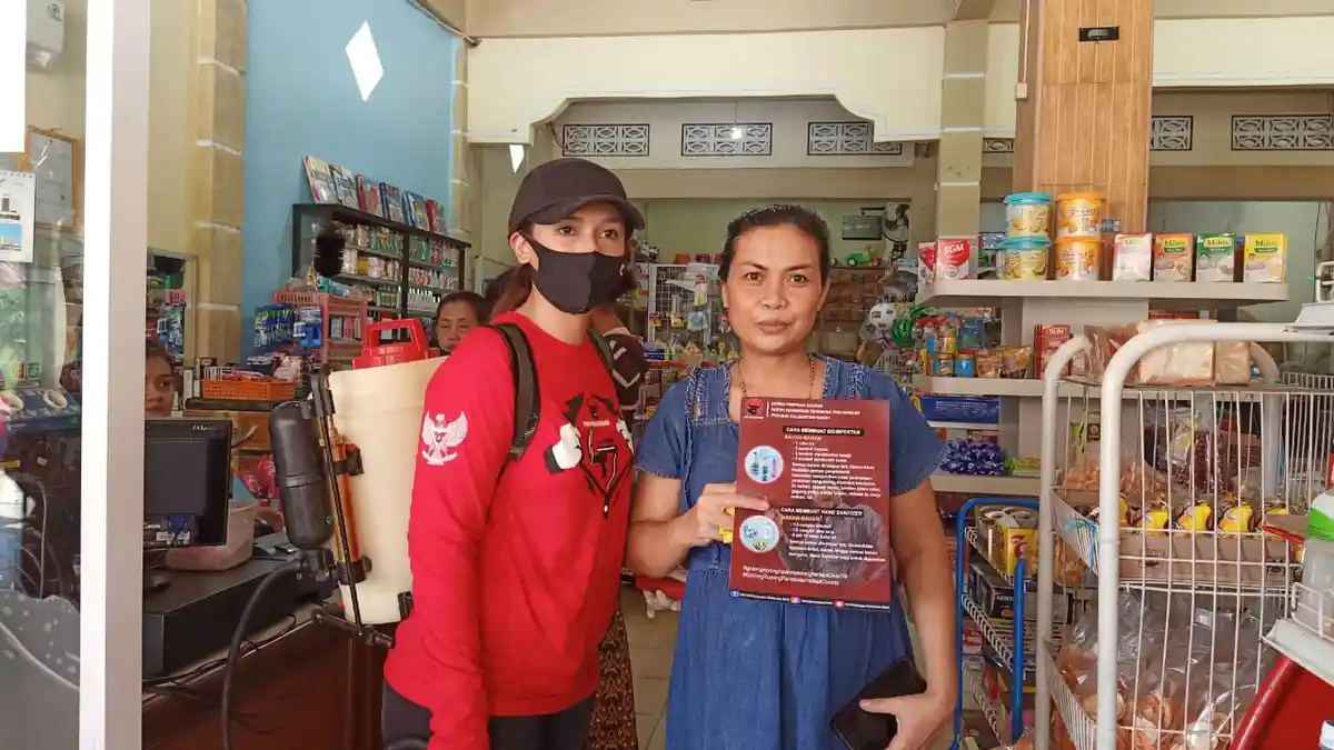 Maria Lestari dan DPC PDIP Landak Lakukan Penyemprotan Disinfektan hingga Bagikan Masker