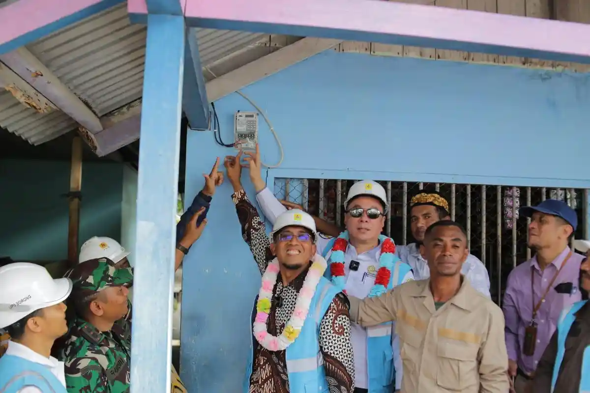 PLN Resmikan PLTS 62,5 kWp, Kado Ramadan 1444 H untuk Warga Kampung Namatota