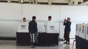 Bima-Nata-saat-melakukan-pencoblosan-di-TPS-1-Desa-Pelaga.jpg