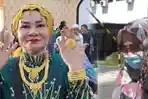 Jemaah-haji-asal-Makassar-Suarnati-yang-viral-usai-pamer-emas-saat-tiba-di-Indonesia.jpg