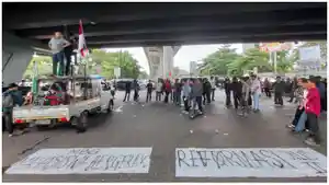 DEMO-MAHASISWA-Suasana-unjuk-rasa-di-bawah-Fly-Over-perempatan.jpg