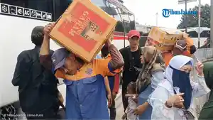 PEMUDIK-BERDATANGAN-Kedatangan-penumpang-bus-AKAP-di-Terminal-Kampung-Rambutan.jpg