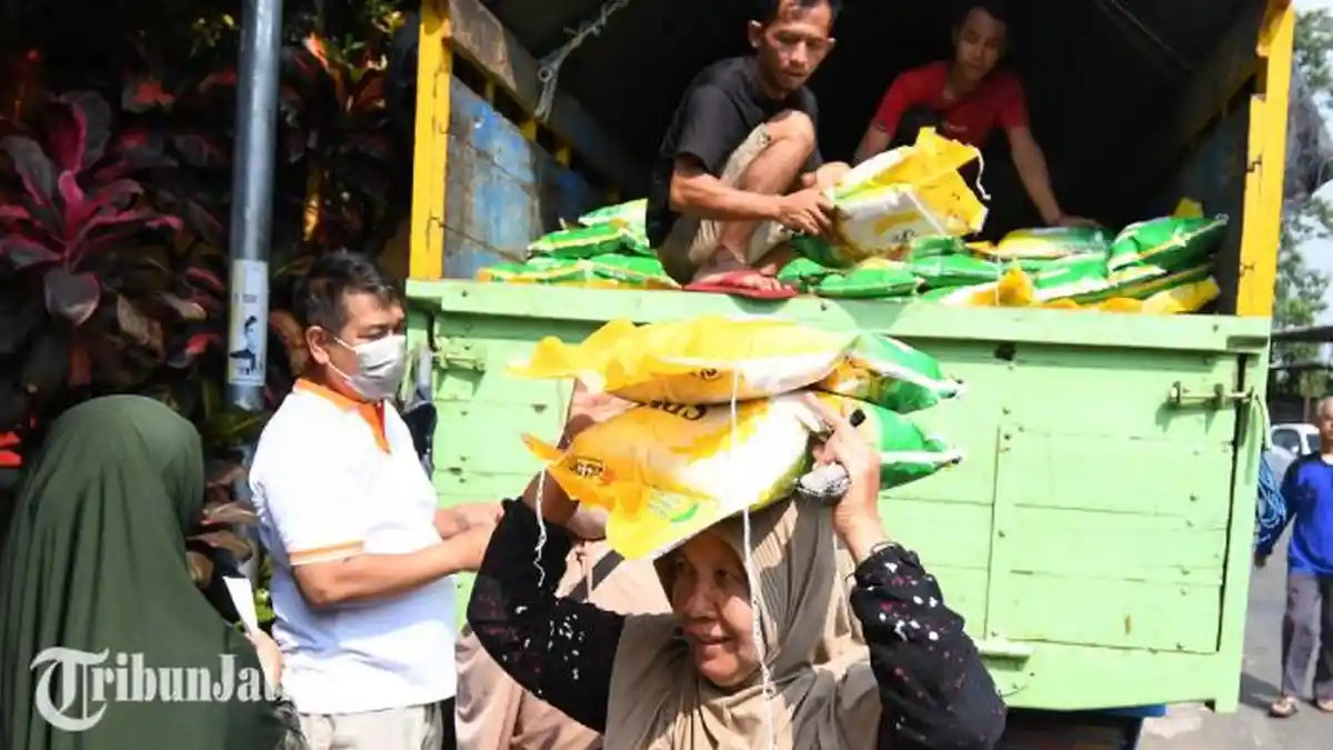 Pemkot Malang Gelar Pasar Murah, Warga Rela Antre Sejak Pagi Demi Beras SPHP: Buat Stok Lebaran