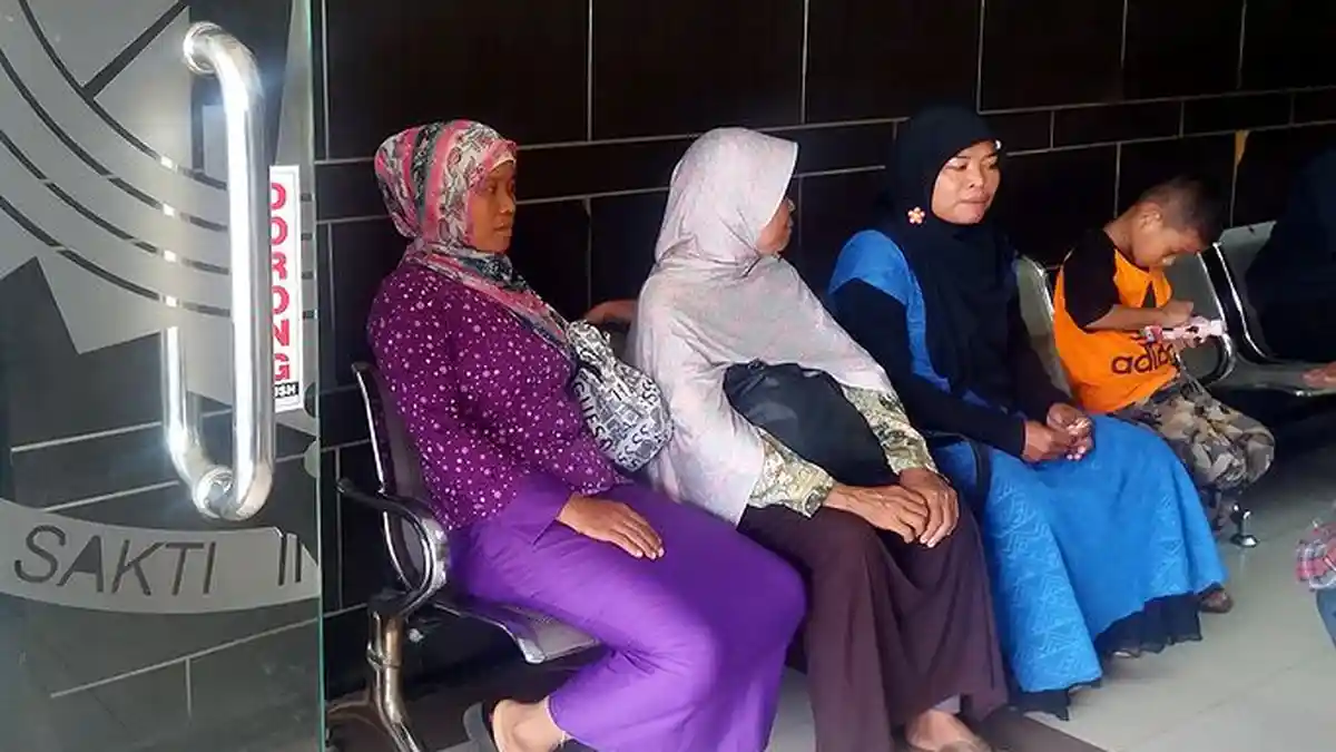 BREAKING NEWS: Sambil Terisak, Istri Petani Ini Ceritakan Penangkapan Suami Mereka
