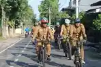 Bupati-Probolinggo-Gus-Haris-bersepeda-ke-kantor.jpg